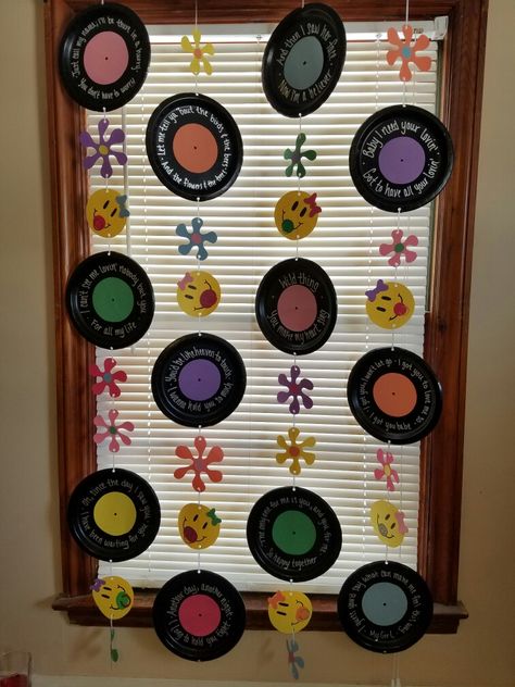 Paper plate records, 60s theme baby shower 60s Theme Decorations, 60s Theme Party Decorations Diy, 60 Theme Party Decoration, 70s Arts And Crafts, 1960s Crafts, 60s Aesthetic Party Decor, 1950s Classroom Theme, Groovy Preschool Classroom, 60s Classroom Theme