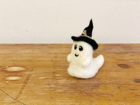 The Spotted Narwhal on Instagram: "He’s too cute to be spooky! #halloweendecor #Halloween #holidays #needlefelted #homedecor #fiberart #handmade #floridamakersmercantile #thespottednarwhal #needlefelting #halloween #ghost #needlefeltedghost #spooky #spookyseason #cute #wool" Needle Felted Ghost Tutorial, Needle Felted Ghost, Felted Ghost, Ghost Tutorial, Market Ideas, Needle Felting Projects, Needle Arts, Needle Felt, Narwhal