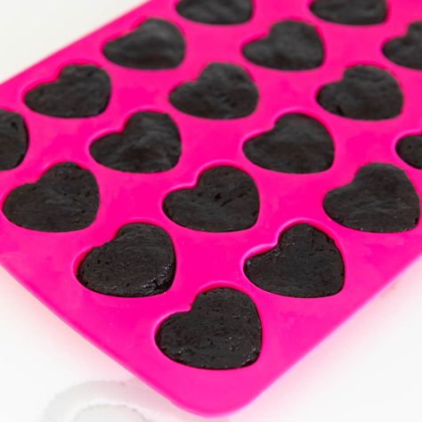 Heart OREO Balls - A Pumpkin And A Princess Truffle Molds, Oreo Molds, Oreo Balls Recipe, Oreo Truffles Recipe, Valentines Treats, Brownies Recipe Homemade, Oreo Flavors, Oreo Balls, Candy Molds Silicone