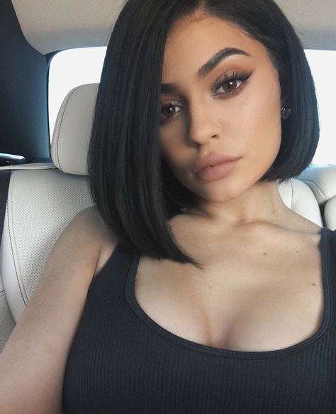 Here's Exactly How to Use Kylie Jenner's Bronze Kyshadow Palette from InStyle.com Kylie Jenner Bob, Kylie Jenner Short Hair, Jenner Hair, Look Kylie Jenner, Kylie Jenner Hair, Hair Colorful, Asymmetrical Bob, Indian Remy Hair, Bob Lace Front Wigs