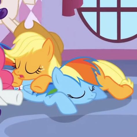 My Little Pony Applejack, Family Logo, My Little Pony Characters, My Little Pony Pictures, Eyes Closed, Pinkie Pie, Mlp My Little Pony, Kids Corner, Rainbow Dash