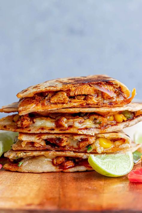 Easy Chicken Quesadilla Recipe - A really simple yet so satisfying and filling wrap that can be had for breakfast or lunch or even as a snack. The crisped tortillas on the outside with molten bits of cheese with chicken filling is all oh-so -delicious! Quisidillaa Recipe, Easy Chicken Quesadillas, Quesilladas Recipe, Easy Chicken Quesadilla Recipe, Rotel Recipes, Chicken Quesadilla Recipe, Recipes With Flour Tortillas, Roast Chicken Leftovers, Homemade Flour Tortillas