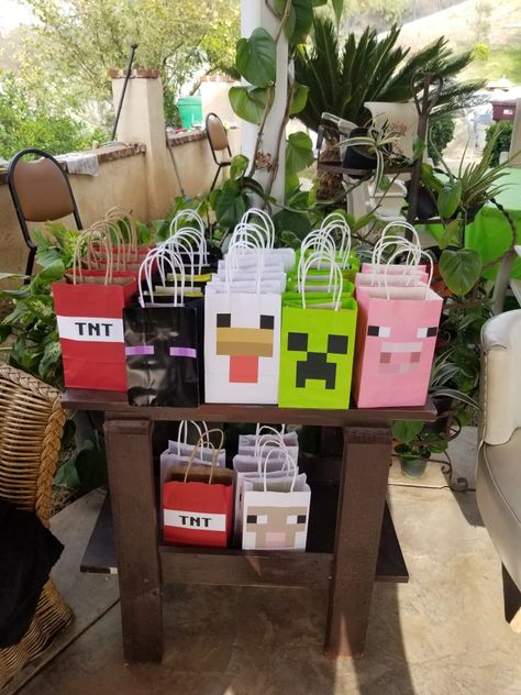 Minecraft Party Bags, Minecraft Bag, Minecraft Printables Free, Minecraft Party Favors, Diy Minecraft Birthday Party, Minecraft Invitations, Minecraft Bday, Minecraft Party Decorations, Cars Party Favors