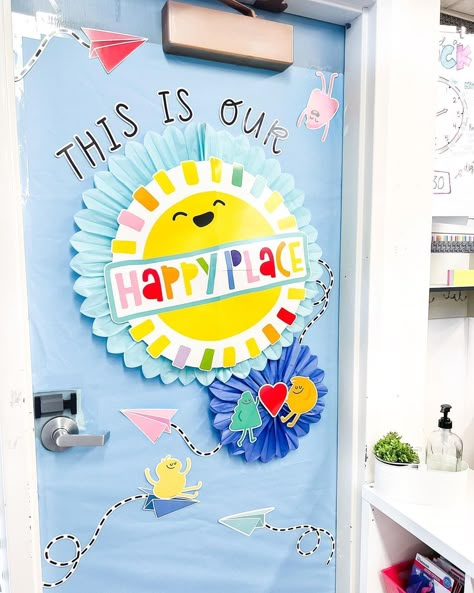 Classroom Door Design, Kindergarten Classroom Door, Classroom Rainbow, Kindergarten Door, Rainbow Theme Classroom, Colorful Classroom Decor, Class Door Decorations, Preschool Door, Classroom Door Displays