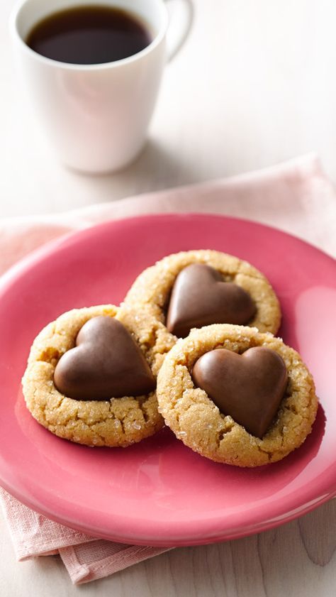 The loveable combo of chocolate and peanut butter combine in these shortcut cookie, made with Betty's peanut butter cookie mix. Like to plan ahead? Cookie dough can be covered and refrigerated up to 24 hours before baking. If it's too firm, let stand at room temperature 30 minutes. Dessert Aux Fruits, Valentine Desserts, Valentines Day Desserts, Valentines Day Food, Oreo Dessert, Valentines Day Treats, Valentines Food, Valentine Cookies, Cake Boss