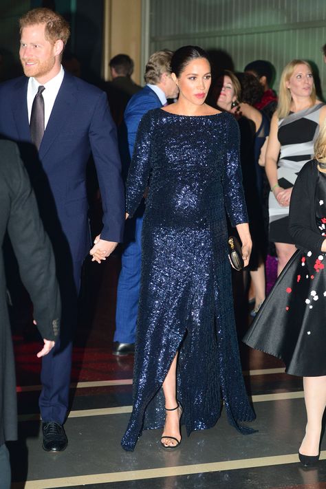 Meghan Markle Sparkles in Sequins for Magical Date Night with Prince Harry at Cirque du Soleil Meghan Markle Pregnant, Meghan Markle Dress, Estilo Meghan Markle, Prince Harry Et Meghan, Duchess Meghan, Prins Harry, Prince Harry And Megan, Reine Elizabeth Ii, Prinz Harry