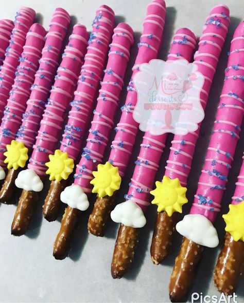 Peppa Pig Pretzel Rods Peppa Pig Birthday Party Food, Bookworm Party, Pig Baby Shower, Peppa Pig Party Decorations, Peppa Pig Birthday Party Decorations, Peppa Pig Decorations, Covered Pretzel Rods, Bake Sale Treats, Chocolate Covered Pretzel