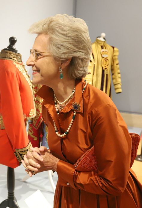 The Duchess of Gloucester Wears Emeralds and Pearls to Celebrate Gold and Silver in London Blouse With Skirt, Duchess Of Gloucester, Style Midi Skirt, Royal Jewellery, Emerald Earrings Drop, Printed Blouses, Fashion Romantic, Queen Alexandra, Beautiful Wardrobe