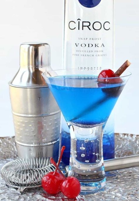 Blue Martini Recipe, Curacao Cocktail, Baileys Martini, Curacao Drink, Blue Curacao Drinks, Martini Recipes Vodka, Ciroc Vodka, Blue Martini, Blue Drinks