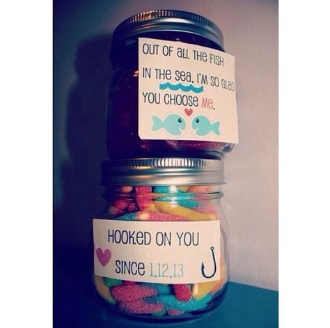 This is a perfect gift for maybe a high school or middle school relationship. Maybe even just a couple that likes the beach or ocean Homemade Valentine, Cadeau St Valentin, Valentines Bricolage, Fish In The Sea, Bf Gifts, Jar Ideas, Homemade Valentines, Cadeau Diy, Mood Songs