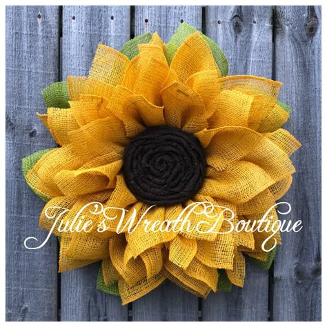 Burlap Sunflower Wreath, Sunflower Decorations, Sunflower Tutorial, Sunflower Wreath Diy, Burlap Sunflower, Sunflower Burlap Wreaths, Couronne Diy, Dekoratívne Vence, Burlap Flower Wreaths