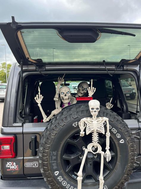 Halloween Jeep Wrangler Decorations, Diy Jeep, Beetlejuice Halloween, Jeep Wrangler Accessories, Halloween Photography, Wrangler Accessories, Halloween Decorations Diy Outdoor, Diy Outdoor Decor, Jeep Accessories