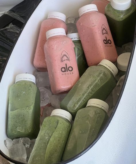 A white container filled with ice and pink and green bottles smoothies. Influencer Event, Delicious Smoothie Recipes, Wellness Club, Healthy Lunch Ideas, Yummy Smoothie Recipes, Malibu Barbie, Dairy Products, Pilates Studio, Healthy Girl