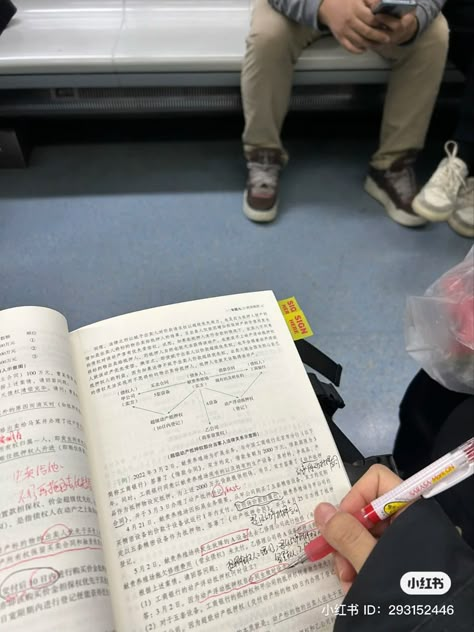 Study Mandarin Aesthetic, Chinese Students Study Routine, China Study Aesthetic, Chinese Literature Aesthetic, Chinese Students Studying, Learning Mandarin Aesthetic, China School Aesthetic, Chinese Student Aesthetic, Chinese Study Aesthetic