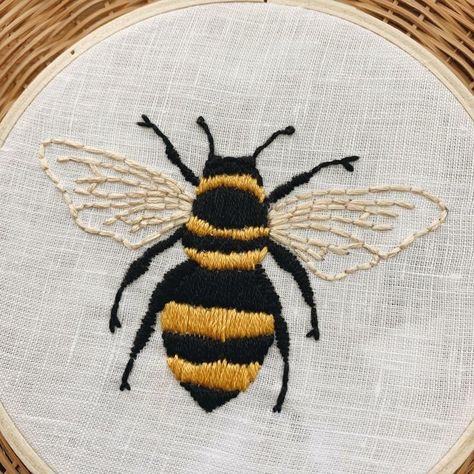 Bumble Bee Embroidery, Start Embroidery, Bumble Bee Decorations, Bee Embroidery Design, Bee Wings, Wooden Embroidery Hoops, Bee Embroidery, Hand Embroidery Projects, Creative Embroidery