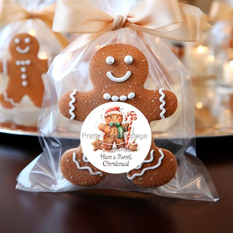 Christmas Favor Gifts, Gingerbread Man Gift Ideas, Gingerbread Cookies Gift, Gingerbread Cookie Gift Ideas, Gingerbread Cookies Packaging, Gingerbread Gift Ideas, Cookie Gift Packaging Diy, Christmas Cookies Gift Packaging, Christmas Favors For Kids