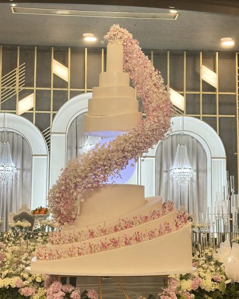 anna_torter | #հարսանեկանտորթեր #weddingcakes #weddingcakeideas #armwedding🇦🇲❤️😍 #morenarestaurantcomplex #rhodesmusichall #harsnaqarrestaurant… | Instagram 10 Tier Wedding Cake, Wedding Cake 2024, Unusual Wedding Dresses, Extravagant Wedding Cakes, Royal Cakes, Dream Wedding Reception, Big Wedding Cakes, Wedding Hall Decorations, Beautiful Cake Designs