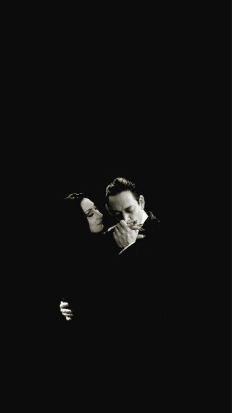 The Addams Family Wallpaper Iphone, Gomez And Morticia Photo Shoot, Halloween Wallpaper Addams Family, Addams Family Lockscreen, Adams Family Aesthetic Wallpaper, Morticia And Gomez Addams Photoshoot, Morticia Addams Wallpaper Iphone, Morticia And Gomez Aesthetic, Couple Halloween Wallpaper