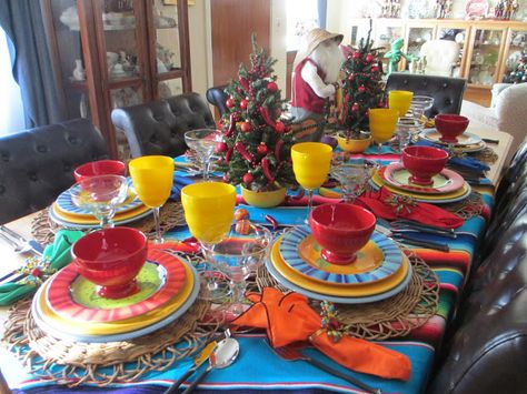 The Welcomed Guest: Mexican Christmas Tablescape Mexican Christmas Table Decor, Mexican Christmas Party, Traditional Christmas Dinner Menu, Mexican Table Setting, Fiesta Christmas, Dinner Mexican, Mexican Christmas Decorations, Heritage Recipes, Fiesta Table