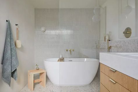 Wet Room Bathroom, Open Concept Great Room, Stand Alone Tub, Bathroom Accent Wall, Neutral Bathroom, Bathroom Accents, Tub Shower, Big Bathrooms, Bathroom Trends