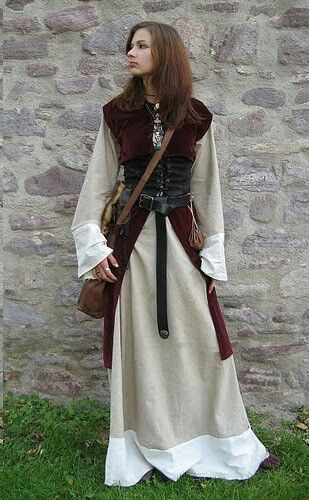 Midevil Times Outfits, Medieval Clothing Design, Village Dress Aesthetic, Midevil Fantasy Outfits, Traveler Fantasy Outfit, Larp Outfit Female, Reinfare Outfits, Medieval Revival Fashion, Healer Outfit