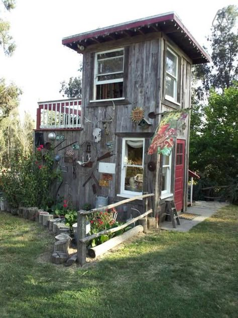 Country Property, Frame Cabin, Hippie Homes, Tiny Cabins, Tower House, Cob House, Casa Vintage, Tiny Cabin, Floating House