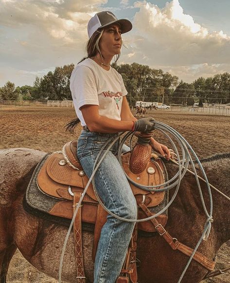 Country Girl Aesthetic, Foto Cowgirl, Cute Cowgirl Outfits, Country Girl Life, Rodeo Girls, Casual Country Outfits, Cowgirl Style Outfits, Cowgirl Outfit, Southern Outfits