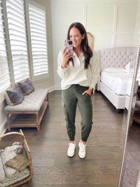 Jogger Pants Outfit Casual, Cargo Joggers Outfits Women, Olive Green Cargo Pants Outfit, Athletic Pants Outfit, Green Joggers Outfit, Cargo Joggers Outfits, Cargo Outfits Women, Jogger Outfit Casual, Womens Joggers Outfit