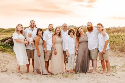 Photoshoot At Beach, Extended Family Photoshoot, Large Family Photo Shoot Ideas, Family Beach Pictures Poses, Family Beach Pictures Outfits, Beach Photoshoot Family, Extended Family Pictures, Beach Picture Outfits, Family Beach Session