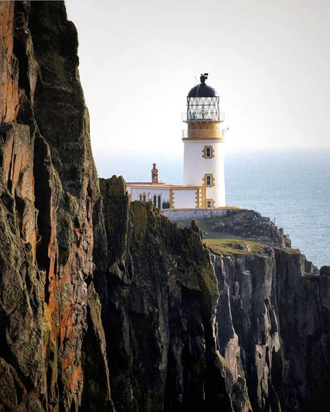 🏴󠁧󠁢󠁳󠁣󠁴󠁿 are proud to present our Scotland loves of the day! •••••••••••••••••••••••••••••••••••••••••••••• 🏅ARTIST @landsofscotland… Neist Point, God Is In Control, Isle Of Skye Scotland, Skye Scotland, Scotland Highlands, Beacon Of Light, Boat Painting, Light House, Water Tower