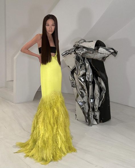 “Forever Young,” Vera Wang, 74, Stuns in an Age-Defying Look — People Are Speechless Vera Wang Couture, Neon Green Dresses, Black Bandeau Top, Fashion Tricks, Black Bandeau, Sportswear Fashion, Runway Dresses, Age Defying, Look Younger