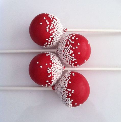 Red Cake Pops Ideas, Red And White Cake Pops, Cake Pops Christmas Ideas, Xmas Cake Pops, Christmas Cake Pops Ideas, Cake Pops Weihnachten, Whopper Cake, Red And White Cake, Red Cake Pops