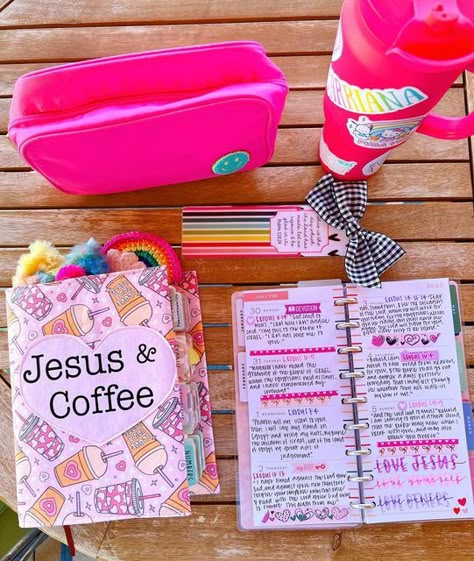 Bible Diy Crafts, Bible Flip Through, Cute Bible Study, Bible Study With Friends, Bible Cover Ideas, Bible Goals, Bible Study Bag, Colorful Bible, Pretty Bible