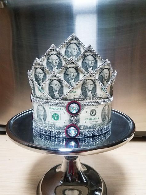 Money Crown Diy, Money Crown Graduation Diy, Money Decorations, Cake Dollar Birthday, Crown Money, Graduation Money Bouquet, Birthday Cake Money Theme, Money Crowns, Money Wreath