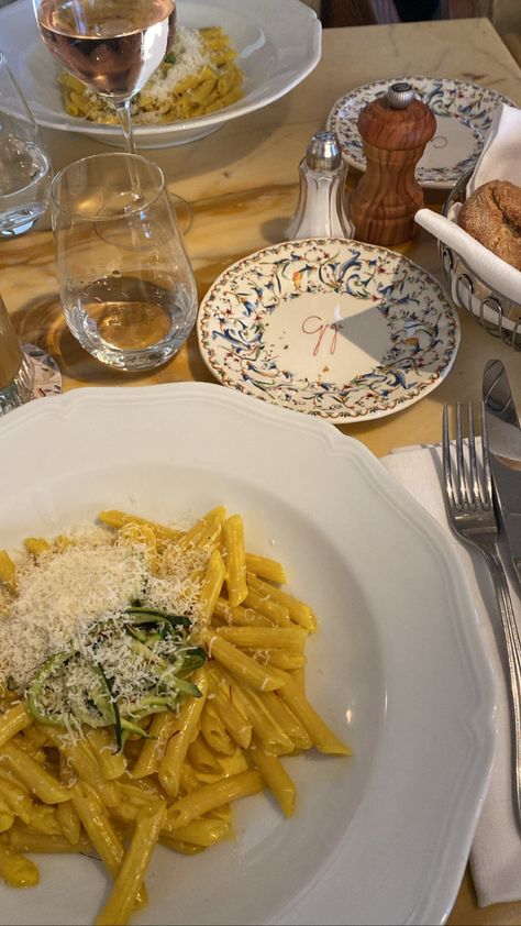 Pasta In Paris, Gigi Restaurant Paris, Italian Restaurant Food, Eat Pasta Run Fasta, Restaurant Pasta, Pasta Restaurant, Food Polls, Pasta Restaurants, Paris April