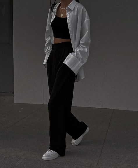 Korean Outfits Black Pants, Formal Sweatpants Outfit, Darker Aesthetic Outfits, Outfits With Black Slacks Women, Black Korean Pants Outfit, Black Sweatpants Outfit Korean, Streetwear Formal Women, Casual Black Slacks Outfit, Black Sweatpants Aesthetic