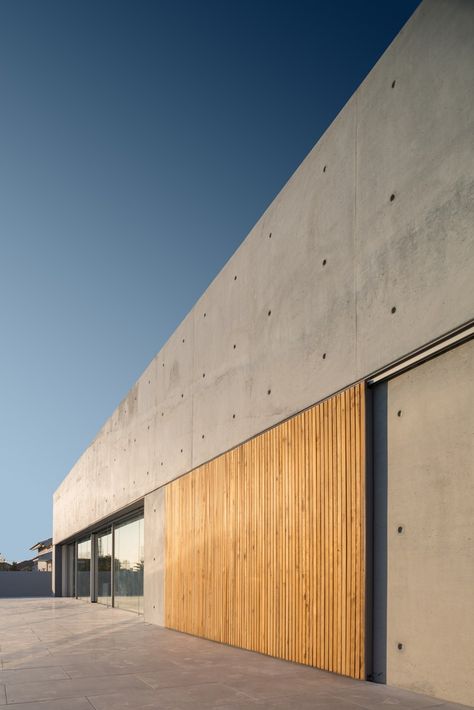 House in Avanca,© ITS – Ivo Tavares Studio Stores Exterior, Concrete Building Facade, Wood And Concrete Facade, Midcentury Contemporary, Wood And Concrete Architecture, Precast Concrete Facade, Precast Concrete Facade Architecture, Contemporary Architecture House, Concrete Architecture