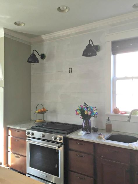 How to install a hardiplank (cement fiber board) planked backsplash wall in the kitchen. How To Hang Cabinets, Kitchen Wall Shelf Ideas, Budget Layout, Hardy Board, Hanging Kitchen Cabinets, Kitchen Cabinets And Backsplash, Backsplash Cheap, Stove Ideas, Shiplap Backsplash