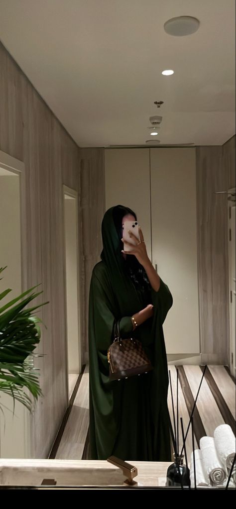 Emerald Green Abaya Outfit, Hijabi Baddie Aesthetic, Abaya Girl Aesthetic, Aesthetic Abayas, Dark Green Abaya, Casual Abaya Outfits, Abayas Aesthetic, Khaleeji Girl Aesthetic, Arab Lifestyle