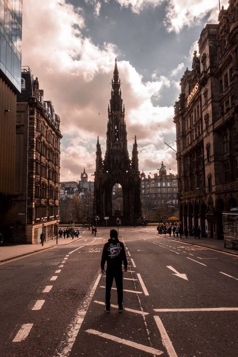 best-places-run-edinburgh Hill Sprint Workout, Edinburgh Hotels, Edinburgh Travel, Scottish People, Dark History, Visit Edinburgh, Edinburgh City, Edinburgh Castle, Scottish Landscape