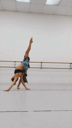 Acrobatics Dance, Contemporary Dance Photography, Dance Tricks, Contemporary Dance Moves, Modern Dans, Stretching For Beginners, Acro Dance, Contemporary Dance Videos, Flexibility Dance