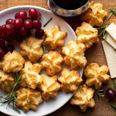 How to Make Gougères (French Cheese Puffs Recipe) French Cheese Puffs, Gougeres Recipe, Cheese Puffs Recipe, Creamy Mushroom Soup, Brunch Spread, Elegant Appetizers, Tomato Bisque, Puff Recipe, Cheese Puffs