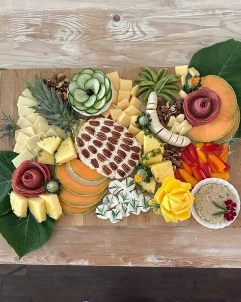 Mango Charcuterie Board, Hawaiian Charcuterie Board, Tropical Charcuterie Board, How To Make Salami, Charcuterie Lunch, Mango Flower, Charcuterie Board Meats, Luau Food, Pineapple Birthday