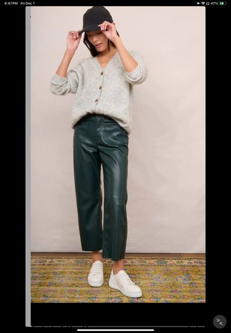 Green Leather Trousers Outfit, Style Leather Trousers, Loose Trousers Outfit, Faux Leather Skirt Outfit, Trousers Street Style, Leather Trousers Outfit, Pvc Trousers, Fashion 23, Dark Green Pants