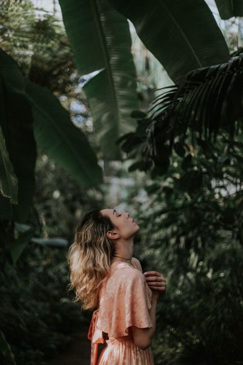 Collab Photoshoot, Portrait Photo Original, Botanical Garden Photo Shoot, Era Victoria, Portret Feminin, Outdoor Portrait Photography, Pose Portrait, Social Video, Nature Photoshoot