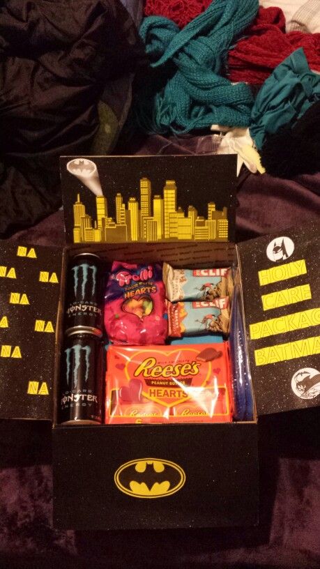 Batman care package for my marine :) hope he likes all this junk! There's like 8 more cans of Monsters under everything, this is actually like a day's worth for him 😒💓 Batman Card For Boyfriend, Christmas Present For Boyfriend, Batman Crafts, Batman Valentines, Birthday Present For Brother, Batman Gifts, Spiderman Gifts, Boyfriend Gift Basket, Diy Best Friend Gifts