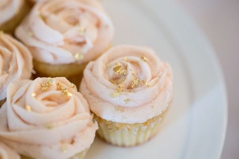 Light pink rose cupcakes with gold flakes for a pink and gold wedding♡ Cupcakes With Gold Flakes, Pink Rose Cupcakes, Bridal Cupcakes, Bridal Shower Cupcakes, Gold Cupcakes, Pink And Gold Wedding, Rose Cupcakes, Gold Bridal Showers, Wedding Dessert