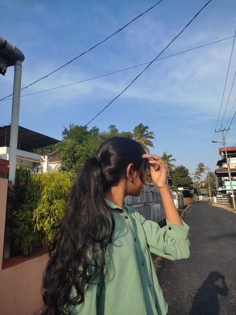 Me and the sky! Asethetic Pic For Dp Instagram, Natural Girls Dp, Photo Of Gril, Fake Posts For Instagram, Poses With Sky Background, Hiking Picture Ideas, Couples Hidden Face Pics, Boy Blurred Pic, Breakup Picture