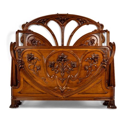 Louis Majorelle used Walnut and Macassar ebony to express a refined style characterized by soft mouldings with dynamic energy enhanced by the weave. Phytomorphic curves cannot be linked to a specific variety of plants, unlike other creations where nature becomes a pretext for light, fluid, organic ornaments without being vegetable or animal, very refined compared to other designs of the time. This outstanding and rare bed is similar to the one present in the Kirkland Museum of Fine & Decorative Art Nouveau Bed, Organic Ornaments, Art Nouveau House, Nouveau Furniture, Art Nouveau Furniture, Macassar Ebony, Art Deco Bedroom, Mobile Art, Fantastic Furniture