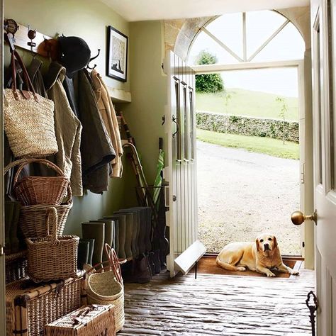 Eva G. Contreras (@cafedesignblog) • Instagram photos and videos Boot Rooms, English Country Home, English Country Decor, English Country Style, Farmhouse Remodel, Mud Rooms, Country Lifestyle, Cottage Life, Boot Room